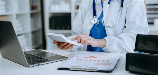 Herausforderung der neuen Chronikerpauschale: Relevante Patienten routiniert zu identifizieren Eine Ärztin tippt auf einem Taschenrechner.