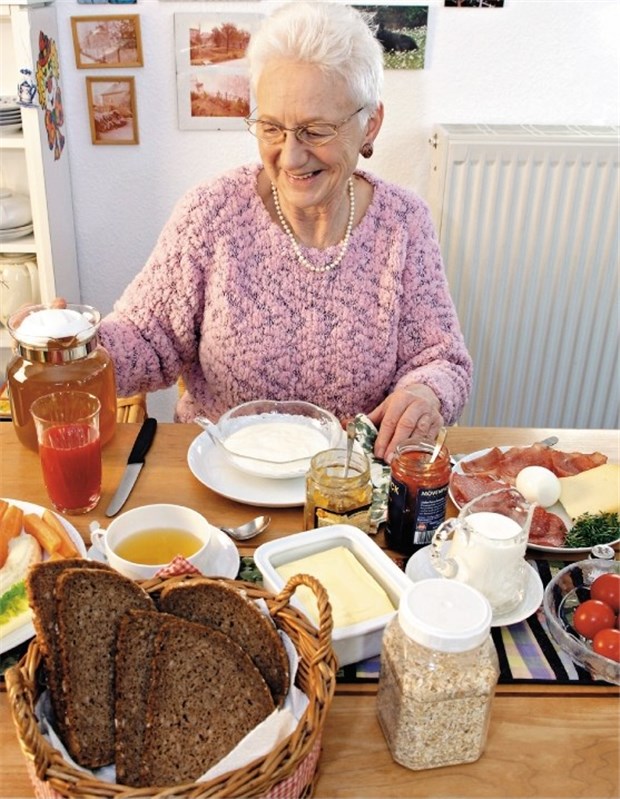 Hilfe zum Abspecken für Diabetiker Eine fettarme Ernährung mit vielen Milch- und Vollkorn-Produkten sowie frischem Obst und Gemüse ist als Basistherapie bei Typ-2-Diabetes unerlässlich.