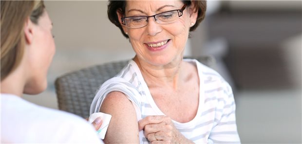 Eine früh beginnende und regelmäßige Impfung gegen Influenza könnte einer Studie zufolge am meisten nützen (Symbolbild mit Fotomodellen).