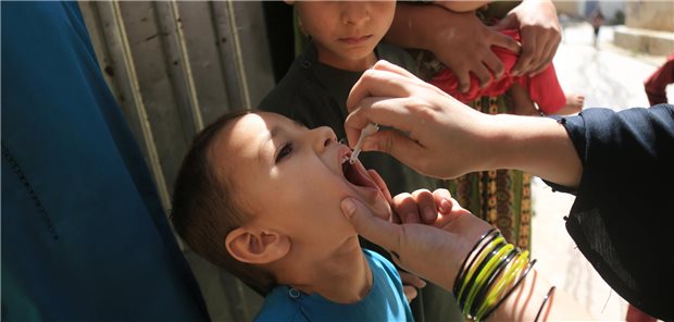 Impfkampagne gegen Polio in Afghanistan ausgesetzt Ein Kind erhält den Polio-Impfstoff.