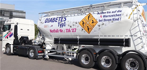 Lkw mit Aufdruck der Piktogramme, die auf die vier Warnzeichen eines Diabetes beim Kind aufmerksam machen, und der Notfallnummer 116 117, die angerufen werden soll, wenn Eltern bei ihrem Kind diese Symptome bemerken.