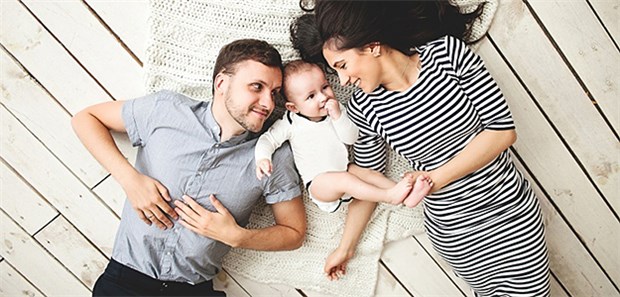 Gast oder Familienmitglied? Eine glückliche Familie: Das gilt oft auch für Pflegeeltern und -kinder.