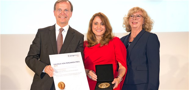 Fünfmal ausgezeichnet mit der Galenus-Medaille Eine glückliche Gewinnerin: Professor Sonja Schrepfer (Mitte) nimmt den Galenus-Forschungspreis von Thomas Rachel, Parlamentarischer Staatssekretär im Bundesforschungsministerium, und Jury-Mitglied Professor Marianne Dieterich entgegen.