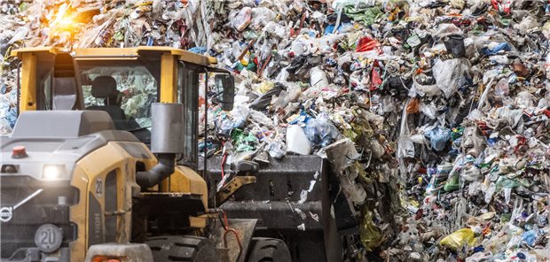 Bagger transportiert einen Berg von Müll