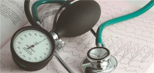 Eine gut eingestellte Hypertonie ist nicht als Risikofaktor im Zusammenhang mit der Abschätzung des Nettonutzens einer oralen Antikoagulation anzusehen.