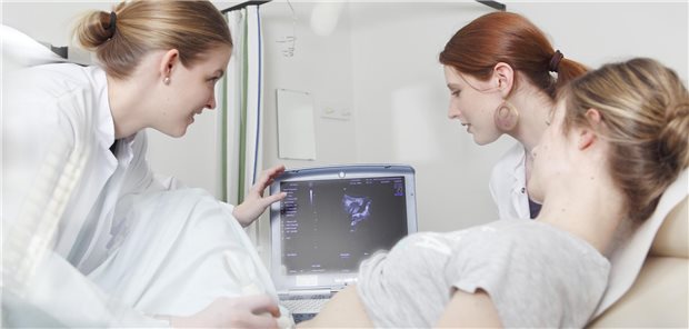 Eine gut organisierte Weiterbildung, in der junge Ärztinnen und Ärzte an die Hand genommen werden, kann Nachwuchs erfolgreich in die Region locken