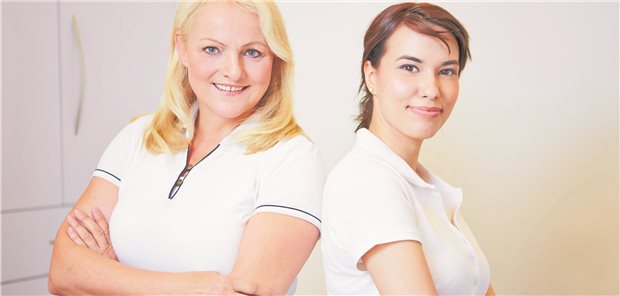 Eine gute Stimmung im Team: Das ist nicht in allen Praxen der Fall. Bei Konflikten sollten die Parteien sich selbst hinterfragen, empfiehlt eine Psychologin. (Symbolbild mit Fotomodellen)