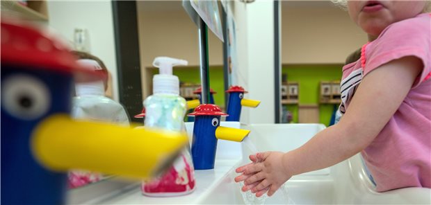 Kitas sind keine Verbreitungsherde für Coronavirus Eine hessische Studie legt nahe, dass Kindertagesstätten kein Reservoir für SARS-CoV-2 darstellen. Trotzdem gilt natürlich: Gründlich Hände waschen wie hier vorbildlich praktiziert in einer Frankfurter Kita.