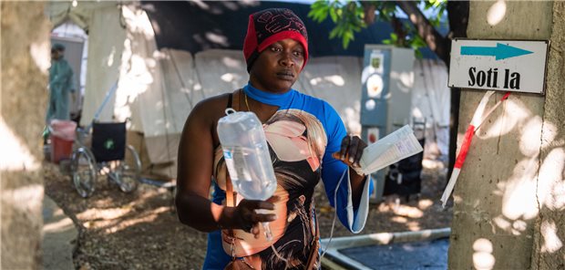 Eine hospitalisierte Frau in der Cholera-Station der Organisation Ärzte ohne Grenzen (MSF) in Port-au-Prince, Haiti.