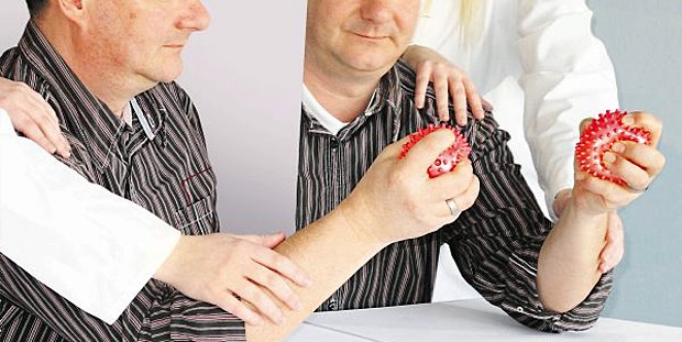 MRT zeigt, welchem Schlaganfall-Patienten die Spiegeltherapie nützt Eine im Spiegel sichtbare Bewegung des gesunden Arms wird als Bewegung des gelähmten Armes wahrgenommen.