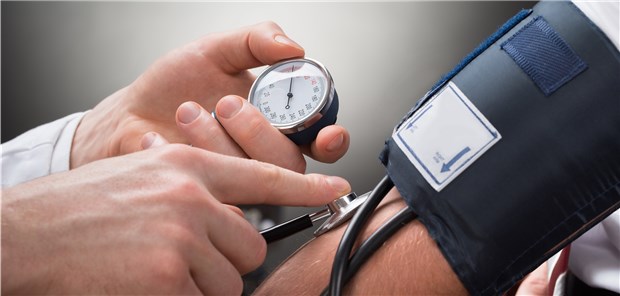 Eine intensive Blutdrucksenkung lohnt sich, haben Forscher errechnet.