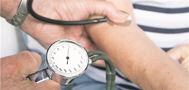 Intensive Blutdrucksenkung schützt, trotz Dämpfers für die Nierenfunktion Eine intensive Blutdrucksenkung reduzierte das Risiko für KHK-Ereignisse um 1,8 Prozent.