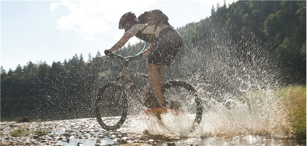 Eine intensive Sporteinheit am Wochenende, z. B. eine Mountainbike-Tour, senkt das Mortalitätsrisiko genauso effektiv wie mehrere Bewegungseinheiten über die Woche verteilt, so eine Analyse von US-amerikanischen Daten.
