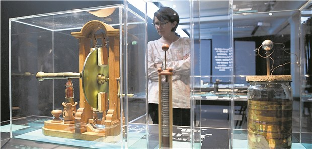 Tot oder nicht tot – das ist hier die Frage Eine junge Frau betrachtet Exponate für Experimente im Zusammenhang mit Elektrizität in der Ausstellung „Scheintot“ im Berliner Medizinhistorischen Museum der Charité.