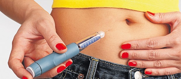 Auch ältere Erwachsene können neu an Typ-1-Diabetes erkranken Eine junge Frau injiziert sich Insulin mit einem Pen: In Deutschland erkranken jedes Jahr 15 von 100 000 Einwohnern neu an Typ-1-Diabetes.