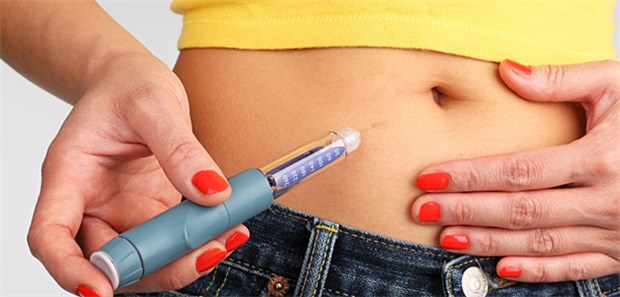 Früher Tod trifft meist junge Frauen Eine junge Frau spritzt sich Insulin.