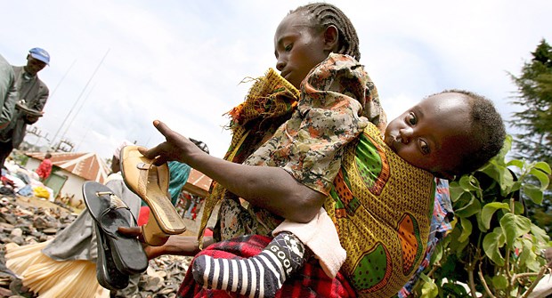 Ostafrika: Schwangerschaft bringt vielen Frauen den Tod Eine junge Frau trägt ihr Baby auf dem Rücken: Die Organisation AMREF will die Versorgung afrikanischer Mütter verbessern.