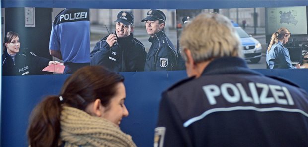 Ärzte mahnen neuen Blick auf Berufswahl von Diabetikern an Eine junge Frau unterhält sich bei einem Berufsinformationstag mit einem Polizisten (Archivbild). Ein Beruf, von dem Diabetespatienten früher eher abgeraten wurde. Doch mittlerweile hat sich die Sicht der Betriebsärzte und Arbeitgeber geändert.