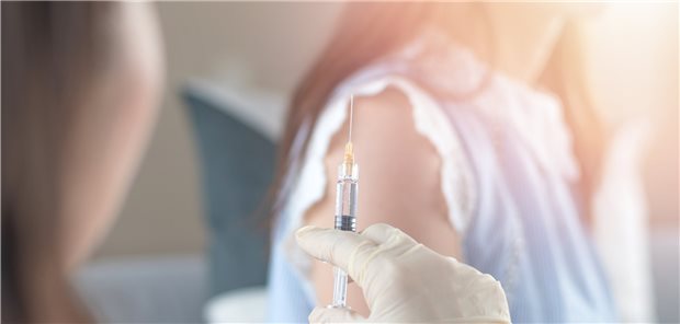 Eine junge Frau wird geimpft: Der beste Schutz vor einem Zervixkarzinom lässt sich erzielen, wenn Frauen bereits im Alter von 12 bis 13 Jahren gegen HPV geimpft werden.