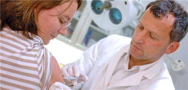 Eine junge Frau wird gegen humane Papillomviren (HPV) geimpft