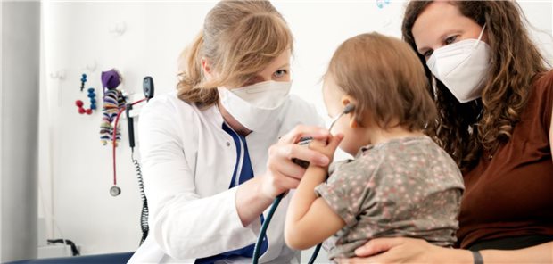 INFORM-Tumorboard: „Unsere Leistung ist das Einordnen“ Eine junge Patientin wird in der Kinderklinik des Hopp-Kindertumorzentrums Heidelberg (KiTZ) untersucht. Das KiTZ ist eine gemeinsame Einrichtung von DKFZ sowie Uniklinikum und Universität Heidelberg.