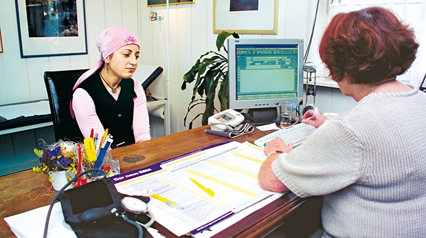 Andere Kulturen, andere Symptome Eine junge muslimische Frau sucht Rat bei einer Ärztin. Dafür brauchen Arzt und Team Einfühlungsvermögen.