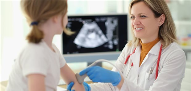 Ärztin untersucht ein junges Mädchen.