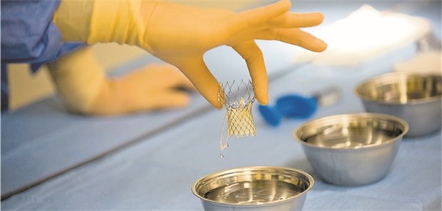 Eine künstliche Herzklappe wird durch einen minimal-invasiven Eingriff eingepflanzt.