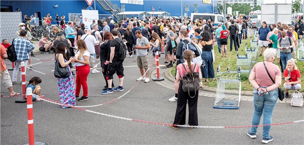 Impf-Sonderaktionen in vielen Bundesländern Eine lange Schlange bildet sich vor der Impfstation an der Ikea-Filiale Lichtenberg, bei der man sich auch ohne Auto anstellen kann. Auf dem Parkplatz der Ikea-Filiale in Lichtenberg kann sich jeder spontan ohne Termin impfen lassen.