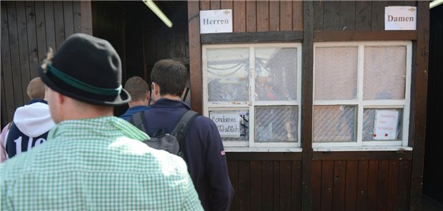 Oktoberfest-Abwasser wird auf Corona getestet: Noch keine Wiesn-Welle in Sicht Eine lange Warteschlange hat sich auf dem Oktoberfest-Gelände vor dem Herren-WC gebildet. Der hohe Urinanteil erschwert im Labor das Aufspüren von Bestandteilen des SARS-CoV-2-Virus.