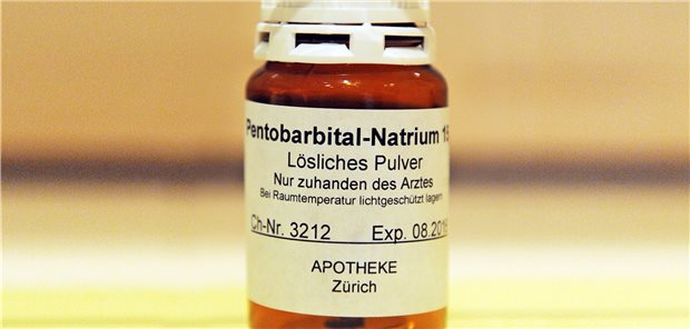 Regierung berät über Sterbehilfe Eine leere Flasche mit Pentobarbital-Natrium: Der Erwerb einer tödlich wirkenden Arznei für Suizidwillige wird von der zuständigen Behörde nicht genehmigt. Dafür sorgt ein Erlass von Bundesgesundheitsminister Jens Spahn.