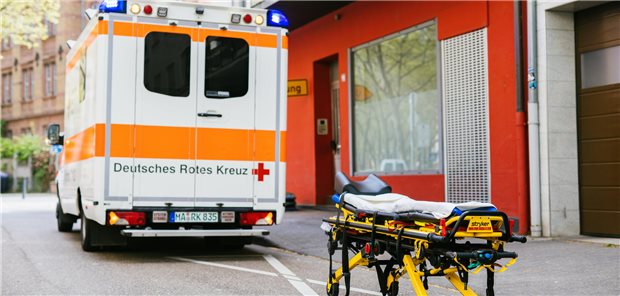 FDP verlangt mehr Tempo bei neuem Rettungsdienstplan Eine leere Trage steht in Mannheim vor einem Rettungswagen. Nach Ansicht der FDP im Landtag behindert „die juristische Fehlleistung des Ressorts von Minister Thomas Strobl (CDU) eine Verbesserung des Systems“.