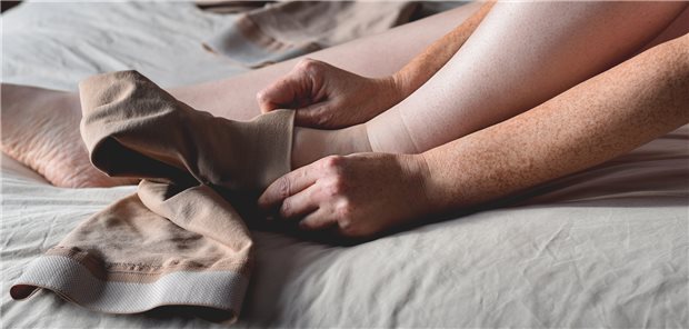 Das ist wichtig bei der Lymphödem-Behandlung Eine manuelle Lymphdrainage sollte immer mit flachgestrickten medizinischen Kompressionsstrümpfen kombiniert werden.