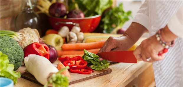 Eine mediterrane Ernährung mit viel Gemüse und Obst, Pflanzenölen, Nüssen, viel Fisch und wenig rotem Fleisch gilt als demenzprotektiv.