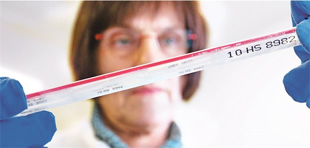 Was heißt hier noch Familie? Eine medizinisch-technische Assistentin blickt auf eine Samenprobe, die mittels einer Kryokonservierung in flüssigem Stickstoff gelagert wird.