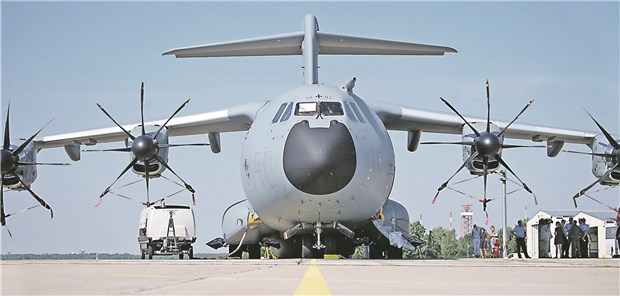 Fliegende Klinik der Bundeswehr gestartet Eine medizinische A400M Airbus-Version steht während einer Präsentation der Bundeswehr auf dem militärischen Teil des Flughafens Tegel.
