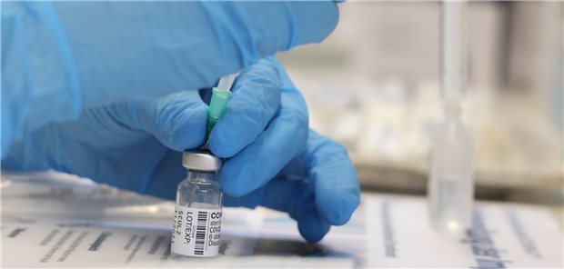 Corona-Impfungen: Ärzte und Kliniken wollen alle Kräfte mobilisieren Eine medizinische Mitarbeiterin zieht den Corona-Impfstoff von BioNTech/Pfizer in eine Spritze in der Turnhalle einer Schule in Thüringen. Ärztevertreter sprechen sich auch für mehr mobiles Impfen und die Reaktivierung der Impfzentren aus.