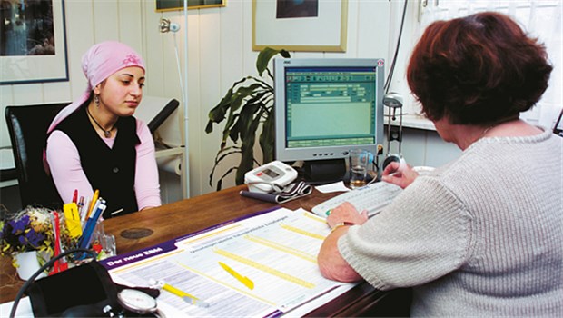 Eine muslimische Patientin wird beraten. Dafür brauchen Arzt und Team ein besonderes Einfühlungsvermögen.