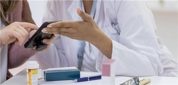 Eine neue App soll Rheumatologen bald bei der leitliniengerechten Behandlung ihrer Patienten mit ankylosierender Spondylitis unterstützen.