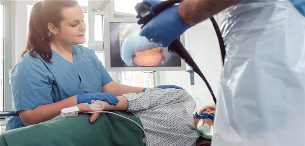 Ein Team von Ärzten im Krankenhaus führt bei einer Patientin zur Früherkennung von Kolorektalkrebs eine Darmspiegelung durch.