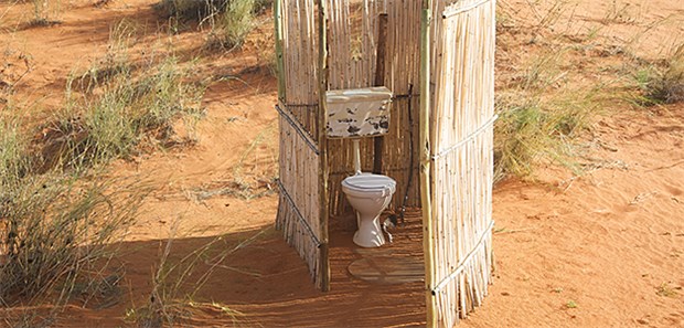 Hunderttausende Tote durch mangelhafte Toiletten-Hygiene Eine öffentliche Toilette, mitten in der Wüste Namibias: Etwa 900 Millionen Menschen weltweit müssen ihren Toilettengang unter freiem Himmel absolvieren.