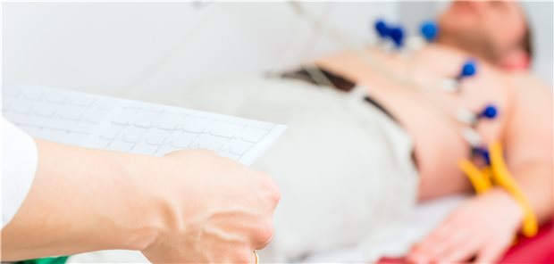 Eine pathologische U-Welle im EKG: Ursache ist offenbar ein Refeeding-Syndrom mit starkem Abfall der Serumphosphat-Spiegel.