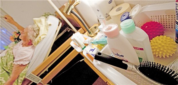 Eine pflegebedürftige 85-jährige Frau liegt zu Hause in ihrem Bett. Bundesweit rund 300000 Betreuerinnen aus dem Ausland betreuen - oft illegal – in deutschen Haushalten pflegebedürftige Menschen.