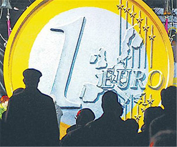 2002: Der Euro kommt Eine riesige Euro-Münze überragt die Menschen in der Frankfurter City.