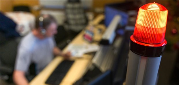 Eine rote Lampe zeigt in einer Rettungsleitstelle, dass ein Anruf eingeht. In Bonn wird die digitale Fallübergabe zwischen dem vertragsärztlichen Notdienst und dem Rettungsdienst erprobt.