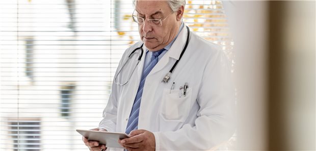 Eine schlechte Internet-Bewertung kann einen Arzt schon ärgern: Lügen, um diese wegzubekommen, darf er oder sie aber nicht. (Symbolbild mit Fotomodell)