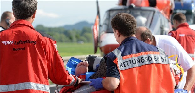 Der Datenschutz reißt Löcher Eine schwerverletzte Person auf dem Weg in die Klinik. Jeder Datensatz verbessert die Aussagekraft des Trauma-Registers.
