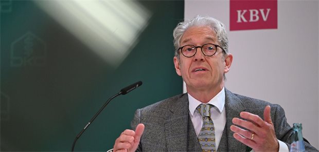Andreas Gassen, Vorstandsvorsitzender der Kassenärztlichen Bundesvereinigung (KBV), spricht bei einer Pressekonferenz.