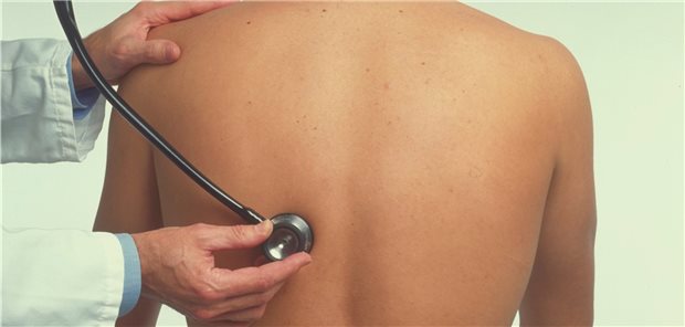 Eine sorgfältige Auskultation der Lunge ist bei Patienten mit entzündlich-rheumatischer Erkrankung unerlässlich.