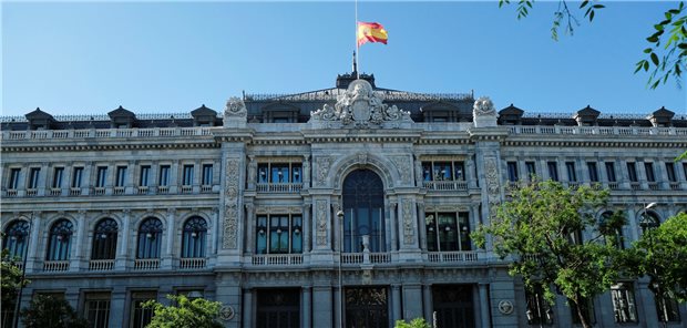 In Spanien wohl deutlich mehr Corona-Tote Eine spanische Flagge weht auf Halbmast vor dem Gesundheitsministerium in Madrid. Am Mittwoch begann in Spanien eine zehntägige Staatstrauer für die Opfer der Coronavirus-Pandemie.